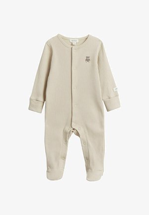 Beige gerippter Baby-Strampler mit langen Ärmeln und Druckknöpfen an der Vorderseite und im Schritt, mit einem kleinen Teddybär-Patch auf der Brust.