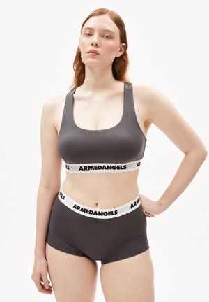 Grijze naadloze sportbeha en hipster ondergoed set met witte elastische band, met "ARMEDANGELS" in vetgedrukte zwarte letters.