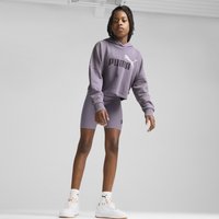 Sudadera corta de Puma en color lavanda con logo blanco, combinada con pantalones cortos de ciclista de lavanda a juego. Llevado con zapatillas blancas y calcetines hasta el tobillo.