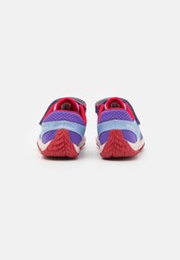 Scarpe da ginnastica multicolori con una tomaia in mesh viola e blu, foderate di rosso e suola in gomma rossa testurizzata. Cinghia con velcro regolabile sul retro.