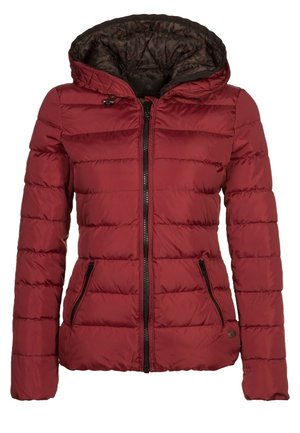 Veste matelassée pour femme de couleur bordeaux avec fermeture éclair frontale, capuche doublée d'un imprimé camouflage, et deux poches latérales zippées.