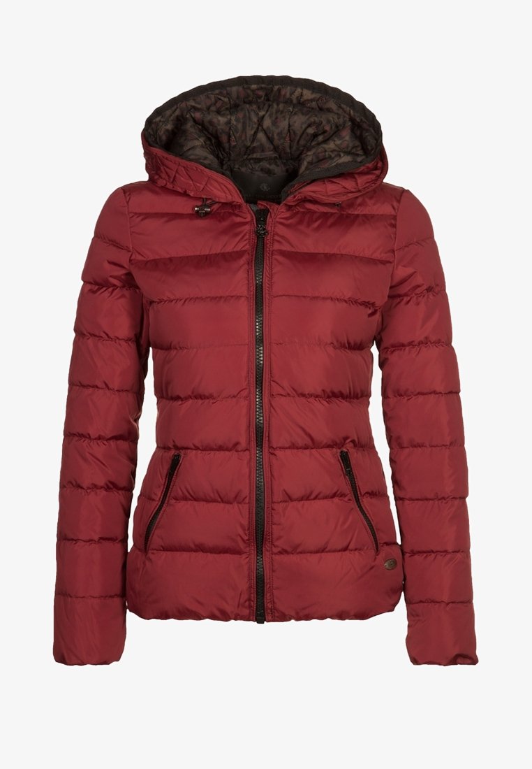 Veste matelassée pour femme de couleur bordeaux avec fermeture éclair frontale, capuche doublée d'un imprimé camouflage, et deux poches latérales zippées.