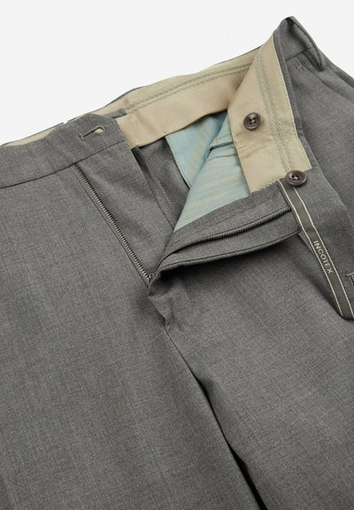 Pantaloni grigi con una texture liscia, dotati di una vita e di un interno beige, chiusura con zip e un sottile rivestimento a righe.