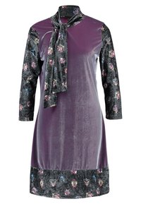 Lila Samtkleid mit schwarzen Blumenmustern an den Ärmeln und am Saum. Verfügt über einen schalartigen Kragen. Insgesamt glatte Textur mit lebhaften Mustern.