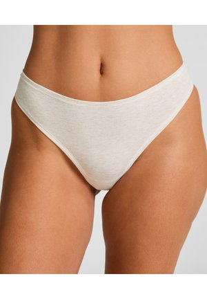 Helle beige Baumwollbikiniunterwäsche mit einem tiefer geschnittenen Design und glatter Textur, ausgestattet mit einem dünnen elastischen Bund und minimaler Bedeckung.