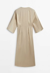 Robe midi beige avec manches jusqu'au coude, taille cintrée et simple encolure ronde, vue de dos.