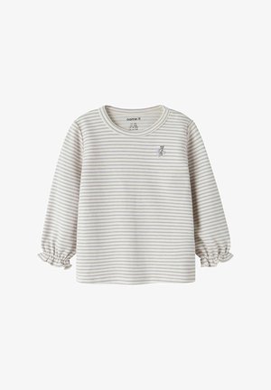Maglietta per neonati a maniche lunghe con sottili strisce orizzontali grigie, polsini arricciati e un piccolo dettaglio ricamato a forma di ciliegia vicino allo scollo.