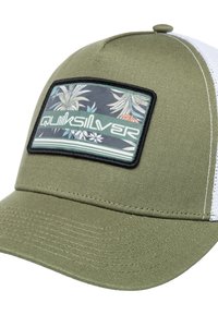 Gorra de béisbol verde de algodón con una parte trasera de malla blanca, que presenta un parche con estampado floral y el logo "Quiksilver" en letras negritas.