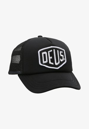 Gorra negra con visera curva, paneles de malla y un logo bordado en blanco "DEUS" en un parche. Elaborada con materiales de tela y malla.