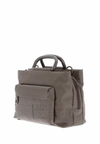 Sac marron texturé avec poignées doubles, fermeture éclair et une poche avant. Présente un motif à pois et une marque en relief sur le côté.
