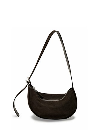 Mørkebrun ruskinds skuldertaske med en buet form, en metal lynlås frontlomme og en enkelt justerbar rem. Glat tekstur med et minimalistisk design.