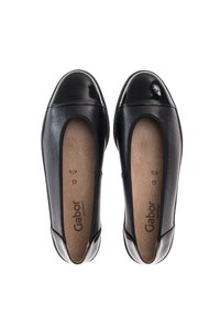 Zwarte leren ballerina's met een gladde afwerking en ronde neus. Heeft een contrasterende glanzende kapneus en een gevoerde binnenzool voor comfort. Merk: Gabor.