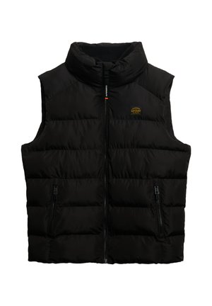 Chaleco acolchado negro sin mangas con cuello alto, diseño acolchado, cremallera frontal y dos bolsillos laterales con cremallera. Presenta un detalle del logo en el pecho.