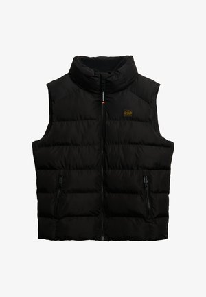 Chaleco acolchado negro sin mangas con cuello alto, diseño acolchado, cremallera frontal y dos bolsillos laterales con cremallera. Presenta un detalle del logo en el pecho.