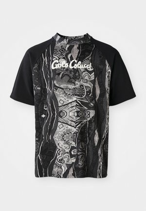 Sort og hvid kortærmet t-shirt med grafisk design og abstrakte mønstre samt høj halsudskæring. "Carlos Colucci" logo på forsiden.