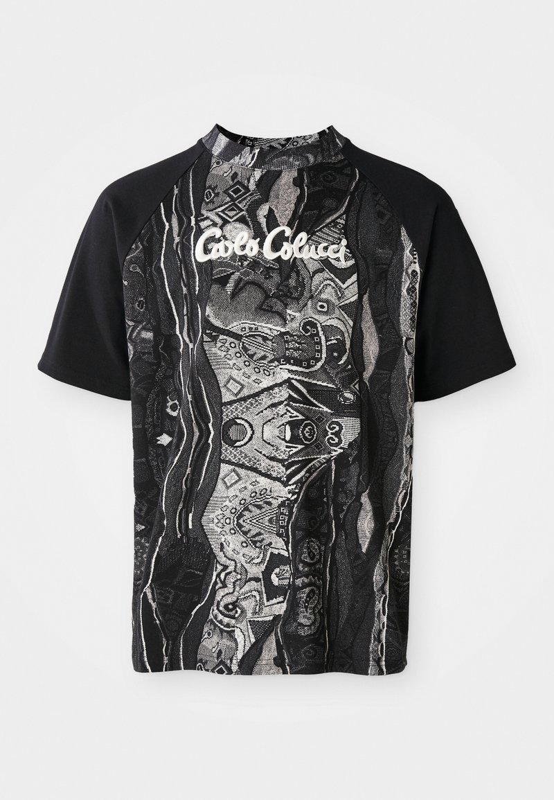 Zwart-witte t-shirt met korte mouwen met een grafisch ontwerp met abstracte patronen en een hoge halslijn. "Carlos Colucci" logo op de voorkant.