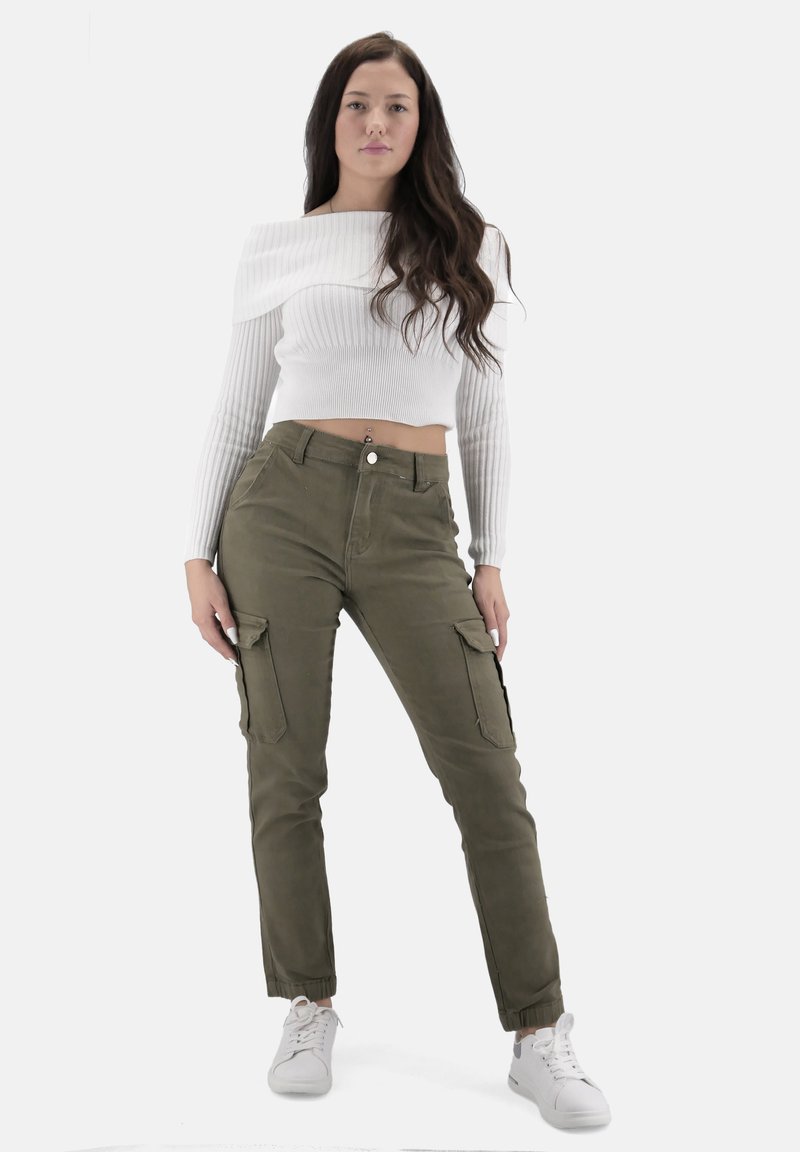 Olivgröna cargo-byxor med sidofickor, smal passform och uppvikta anklar, tillsammans med en vit, ribbad, off-shoulder crop top.