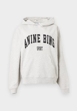 Hellgrauer Hoodie mit Fronttasche und dem Schriftzug „ANINE BING SPORT“ in großen schwarzen Buchstaben auf der Brust.
