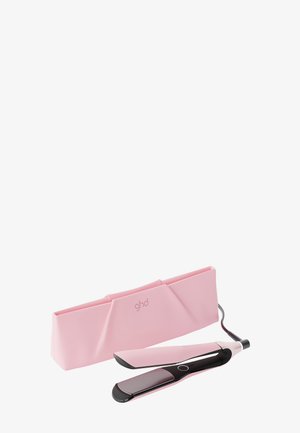 Pink og sort glattejern med en matchende pink varmebestandig pouch med mærket "ghd" på en hvid baggrund.
