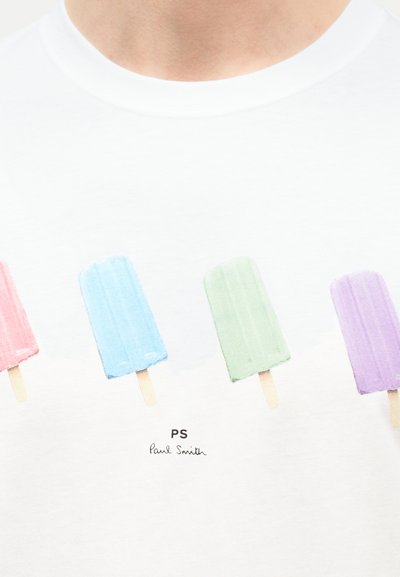 Λευκό πουκάμισο με τέσσερις απεικονίσεις παγωτών σε παστέλ αποχρώσεις ροζ, μπλε, πράσινο και μωβ, με το κείμενο «PS Paul Smith» από κάτω.