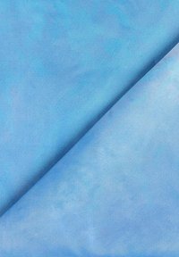 Tessuto azzurro chiaro con una superficie liscia e una sottile lucentezza, che presenta lievi variazioni di colore e delicate linee diagonali.