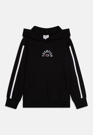 Svart hettegenser med stor kengurulomme, brodert "Champion"-logo og hvite striper langs ermene. Mykt stoff, brede mansjetter og design med hette.