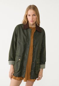 Stradivarius WAXED WITH MULTIPLE  - Parka - khaki