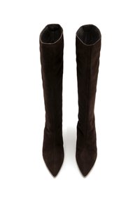 Botas altas de ante marrón hasta la rodilla con punta afilada y un diseño ajustado. La textura suave y el acabado liso realzan la apariencia general.