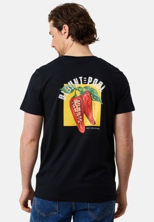 Schwarzes Baumwoll-T-Shirt mit großem roten Paprika-Graphic auf der Rückseite, mit gelbem Hintergrund und dem Text "BLUNT the POOL" und "just chilling."