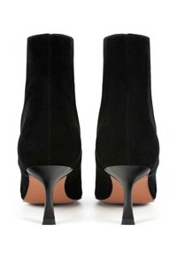 Crne nubuk čizme do gležnjeva s elegantnim, suženim dizajnom. Imaju nisku konusnu petu i glatku teksturu. Stražnji pogled prikazuje detalje šavova.
