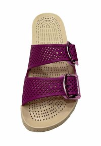 Sandale en caoutchouc violet avec deux sangles réglables, dotée d'un design perforé. Semelle intérieure texturée avec une semelle beige clair.