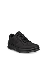 Schwarzer Ledersneaker mit Schnürverschluss, perforierten Seitenakzenten, gepolstertem Kragen und texturierter Gummisohle für Griffigkeit und Halt.