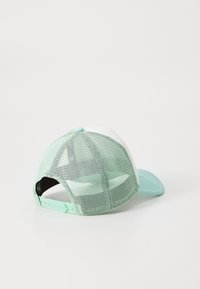 Kapica u mint zelenoj i bijeloj boji, s mrežastim stražnjim dijelom, zakrivljenim vizorom, podesivim snapback zatvaranjem i teksturiranim akcentima na prednjem panelu.