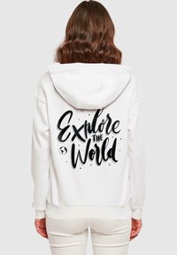 Merchcode WORDING-EXPLORE THE WORLD EVERYDAY - Mikina s kapucí - white
