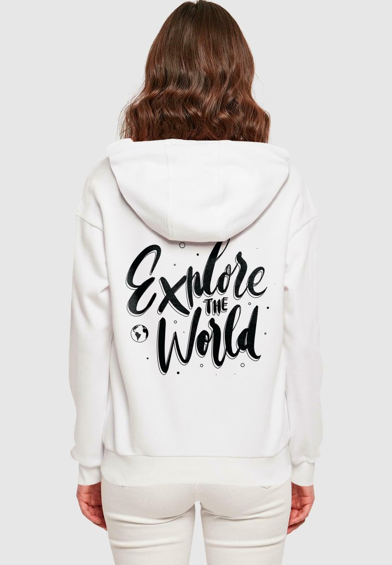 Merchcode WORDING-EXPLORE THE WORLD EVERYDAY - Mikina s kapucí - white