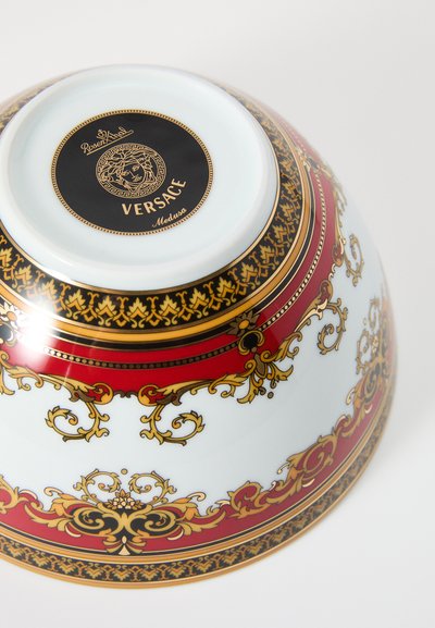 Κεραμικό μπολ Versace με γαλάζια γυαλιστερή επιφάνεια, περίτεχνα χρυσά και κόκκινα μπαρόκ σχέδια, και έμβλημα Μέδουσας στη βάση.