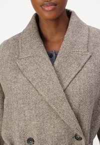 Tommy Hilfiger WOOL HERRINGBONE BELTED - Klasický kabát - taupe