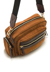 Borsa a tracolla in nylon marrone con più scomparti con zip, accessori in oro e dettagli testurizzati marrone scuro. Include una tracolla regolabile.