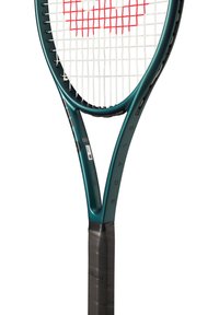 Tennisracket met een teal frame, witte snaren en rode accenten. Heeft een gestructureerde zwarte grip en een 'BLADE'-label op de nek.