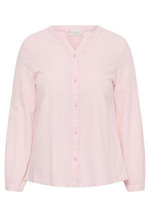 Világos rózsaszín, hosszú ujjú blúz kerek nyakkivágással, elöl gombokkal és finoman összegyűrt mandzsettákkal, a gallér belsejében „KAFFE Curvy” felirattal.