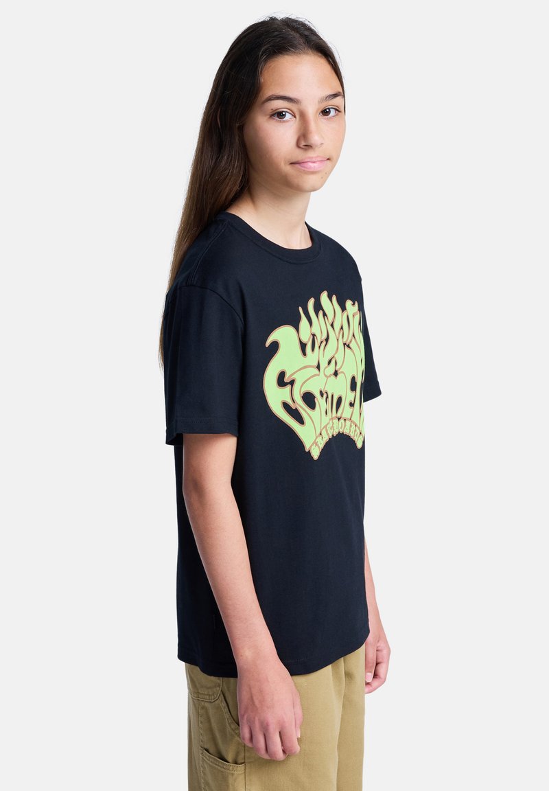Μαύρο βαμβακερό μπλουζάκι με μεγάλη γραφική απεικόνιση φωτιάς σε νέον πράσινο χρώμα στο μπροστινό μέρος. Βραχίονες κοντοί, στρογγυλή λαιμόκοψη, κανονική εφαρμογή. Λείος υφασμάτινος χαρακτήρας.