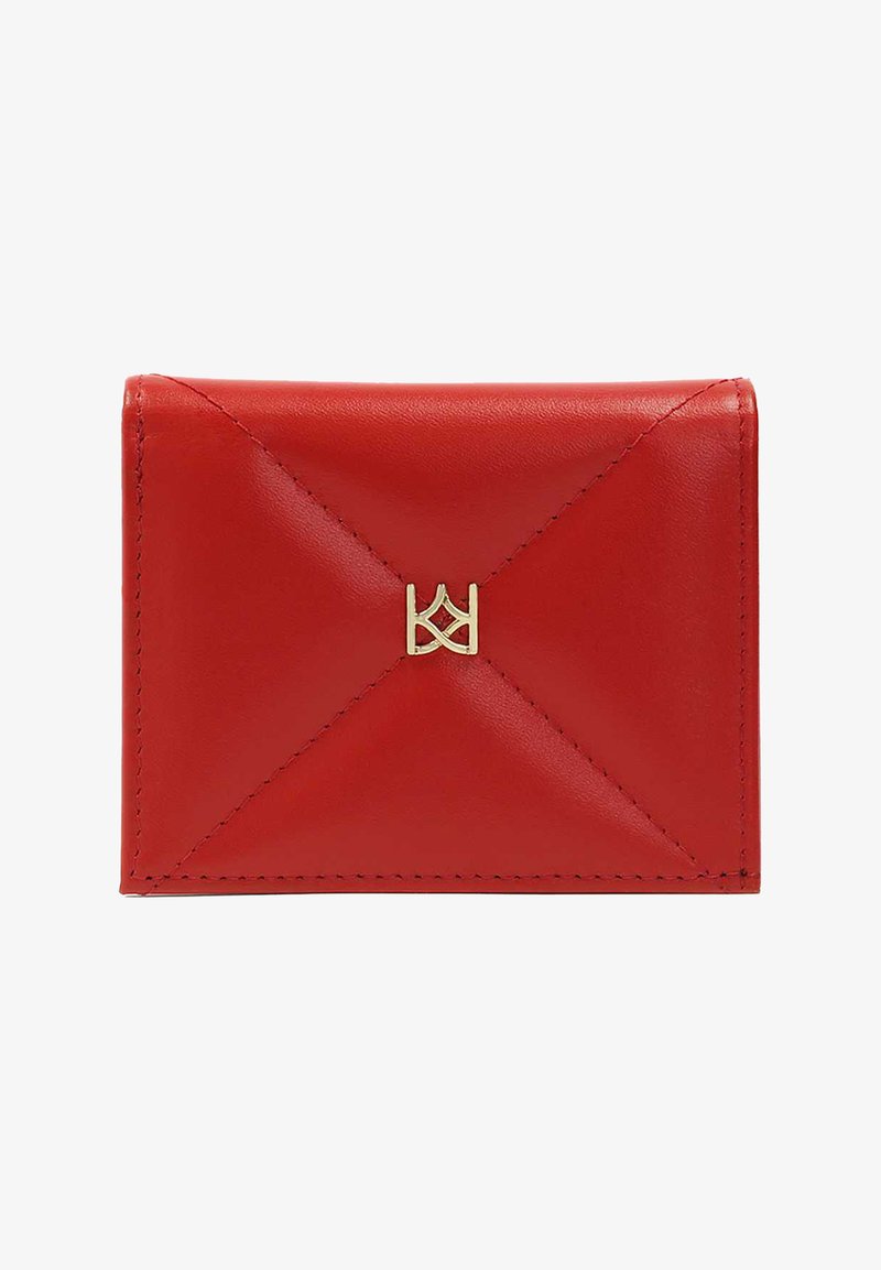 Punane nahast rahakott, millel on tikitud muster ja keskel kuldne logo. Sile pind ja korralik õmblus ääred.