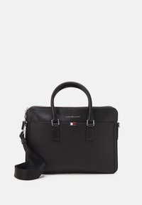 Sort laptop taske med dobbelthåndtag og aftagelig skulderrem. Har et struktureret materiale, sølvhardware og et logo med røde og blå accenter.