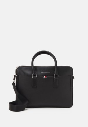 Borsa per laptop nera con doppio manico e cinghia per spalla rimovibile. Presenta un materiale testurizzato, finiture in argento e un logo con accenti rossi e blu.