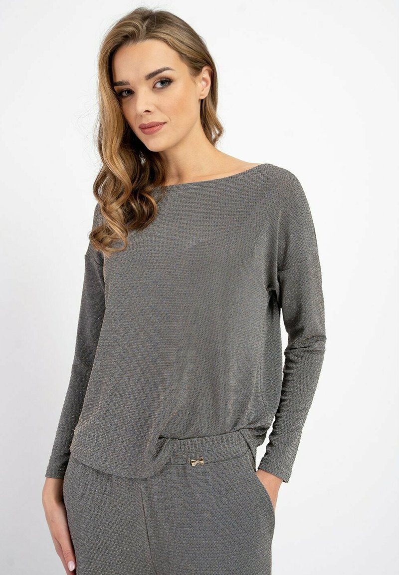 Szara longsleeve z luźnym krojem i strukturalnym materiałem. Okrągły dekolt i obniżone ramiona. Połączona z pasującymi spodniami na sznurki.