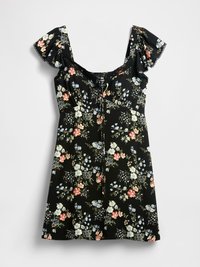 Zwarte korte jurk met opgeblazen mouwen, kant trim op de halslijn en een multicolore bloemenpatroon in roze, wit, blauw en groene bladeren.