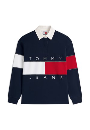 Marineblauw rugbyshirt met lange mouwen en een witte kraag, met wit en rood horizontale kleurvlakken en de tekst "TOMMY JEANS" aan de voorkant.