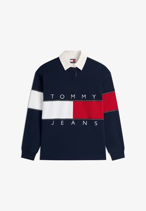 Camiseta de rugby de manga larga en azul marino con cuello blanco, con bloques de color horizontales en blanco y rojo y texto "TOMMY JEANS" en el frente.