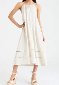 Helles beige Leinen-Maxi-Kleid mit gerafftem Ausschnitt und ärmellosem Design. Verfügt über horizontale Ausschnittakzente in der Nähe des Saums.