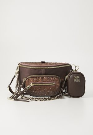 Conjunto de bolso cruzado marrón oscuro con cremalleras doradas, bolsillo frontal con tachuelas, correa de cadena y un pequeño bolso adjunto con logo dorado.
